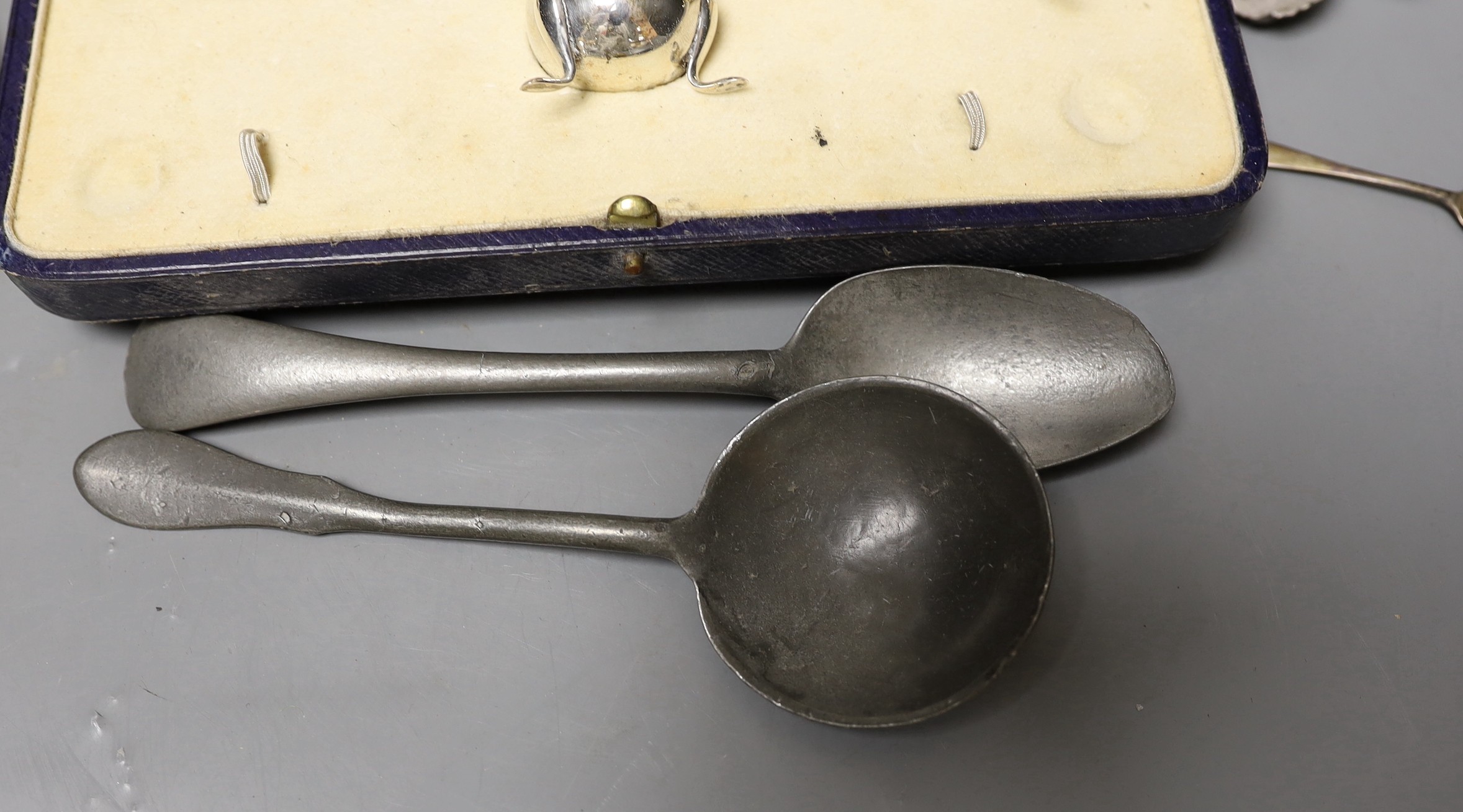 Sundry small silver including a cased part condiment set, three modern silver mounted desk timepieces and a Georgian vinaigrette and thirteen other items including pewter flatware etc.